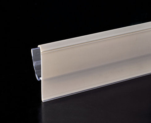 Bandes adhésives en plastique colorées de données d'étagère dans le magasin de supermarché, blanc