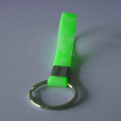 Pendants 100% de silicone Keychain promotionnel, accessoires en métal, couleur de Pantone